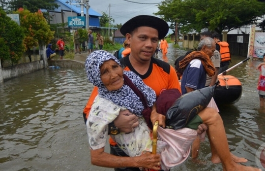 ارتفاع حصيلة الفيضانات في اندونيسيا الى 26 قتيلا وفقدان 11 آخرين