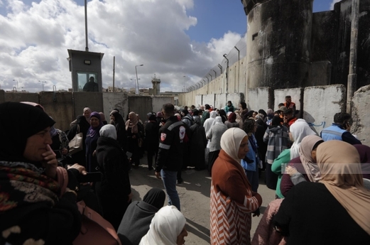 العدو يمنع آلاف المصلين من الوصول للمسجد الأقصى في الجمعة الأولى من رمضان