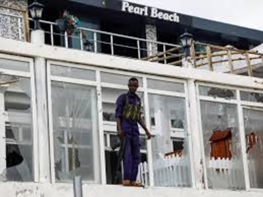 مقتل وإصابة 16 شخصا في هجوم لحركة الشباب الإرهابية على فندق بالعاصمة الصومالية