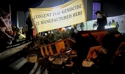 متظاهرون أمام مبنى “نيويورك تايمز”: هنا تُصنع الموافقة على الإبادة الجماعية في غزة