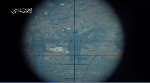 “كتائب القسام” توثق تحركات ضابط صهيوني قبل قنصه