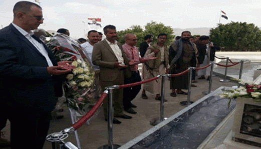 وزراء الخدمة المدنية والمغتربين والاتصالات والمياه يضعون إكليل من الورود على ضريح الشهيد الصماد
