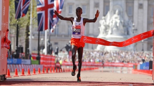 العداء الكيني كيبتشوجي يحطم الرقم القياسي في سباق الماراثون