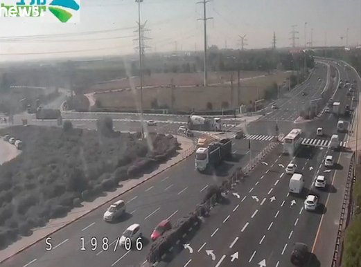 لحظة سقوط صاروخ فلسطيني على إحدى الطرق السريعة في إسرائيل