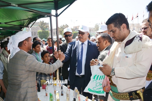 رئيس الوزراء يزور سوق الخميس للأسر المنتجة بأمانة العاصمة