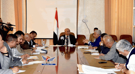 بحث الخطوات العملية للوصول إلى الاكتفاء الذاتي في صناعة الملابس 