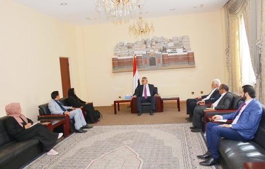 رئيس الوزراء يلتقي قيادة وزارة حقوق الانسان ويؤكد دور الوزارة في فضح جرائم العدوان