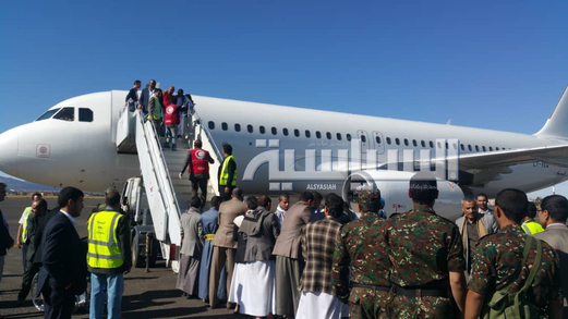 128 أسيراً محرراً  من سجون العدوان يصلون مطار صنعاء الدولي