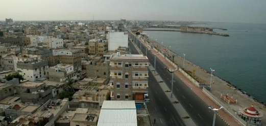 وصول سفينة محملة بكميات من البنزين إلى ميناء الحديدة