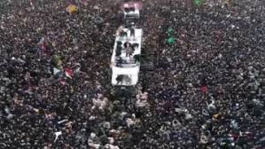 الزعيم الإيراني خامنئي يؤم صلاة الجنازة على قاسم سليماني