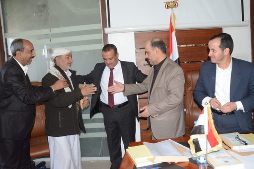 الصناعة تكرم المواطن الزبيري تقديراً لتعاونه وابلاغه عن معمل تزوير العلامات التجارة