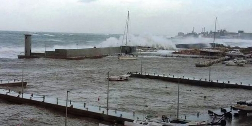 لبنان.. عاصفة ثلجية توقف حركة الملاحة في مرفأ صور