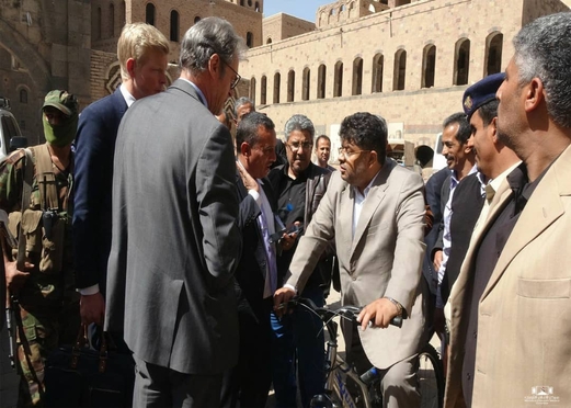 وسائل التواصل الاجتماعي تتناقل فيديو لقاء عضو السياسي الاعلى الحوثي بسفراء اوروبيين وعبوره ميدان التحرير على دراجة هوائية