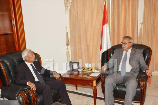 رئيس الوزراء يناقش مع محافظ حضرموت أوضاع المحافظة في ظل الاحتلال