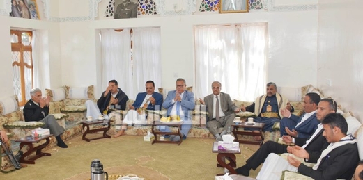 بن حبتور يقدم واجب العزاء لوزير الثقافة في وفاة شقيقته 