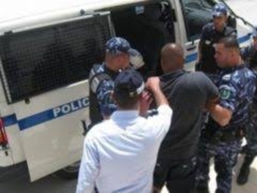 شرطة رام الله تقبض على شخص صادر بحقه مذكرات قضائية بـ1.5 مليون شيقل