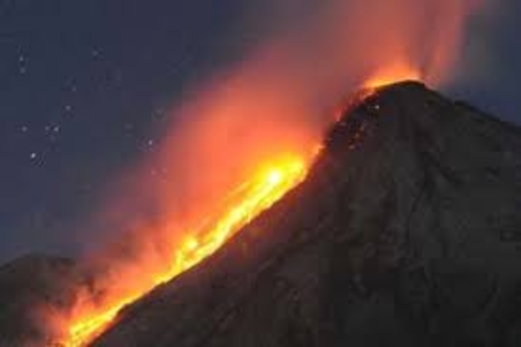 ثوران بركان ميرابي .. أحد أكثر البراكين الـ 500 نشاطا في إندونيسيا