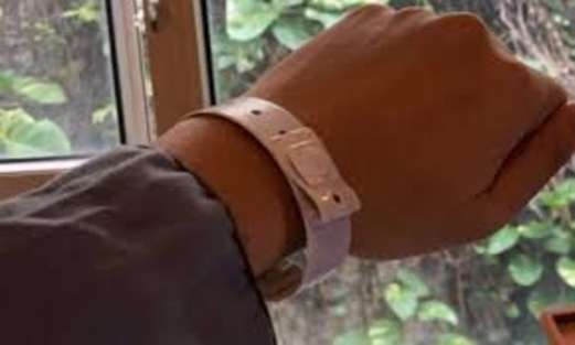 أساور إلكترونية لمنتهكي الحجر الصحي