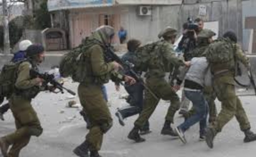 الاحتلال يعتقل 4 مواطنين ويصيب 3 آخرين بالاختناق في الضفة