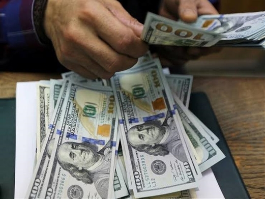 الدولار ينخفض عن أعلى مستوى في ثلاثة اسابيع
