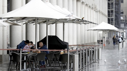 إعادة فرض العزل على مناطق في اسبانيا جراء موجة جديدة لكورونا