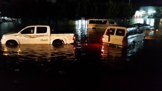 الأمطار تشل حركة السير في معظم شوارع العاصمة صنعاء