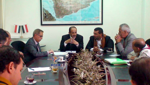وزير الاشغال يناقش مع محافظ ذمار ترميم وصيانة الطرق بالمحافظة