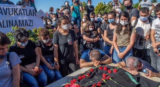 الشرطة التركية تطلق الغاز المسيل للدموع على مشيعي جثمان محامية