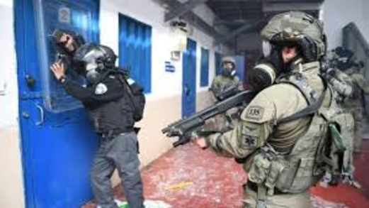 قوات القمع الإسرائيلية تقتحم قسم (20) في “عوفر” وتنقل عددا من الأسرى الفلسطينيين