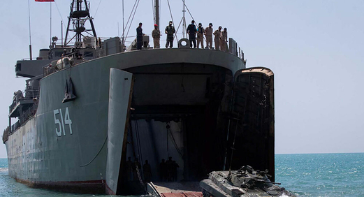 إيران تكشف حزمة أسلحة منها “حاملة طائرات” وصواريخ غواصات