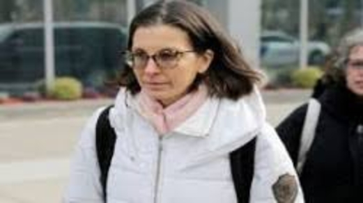 محكمة أمريكية تقضي بسجن مليارديرة لدعمها جماعة (نكسيام) لاستغلال النساء