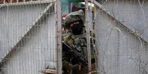 الاحتلال يعتقل شابا وينصب حواجز عسكرية في الخليل