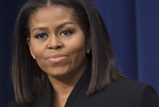 ميشيل أوباما تهاجم ترامب وتصفه بأنه “عنصري”