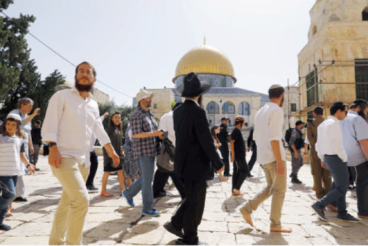 عشرات المستوطنين يقتحمون الأقصى  المبارك بحماية الاحتلال