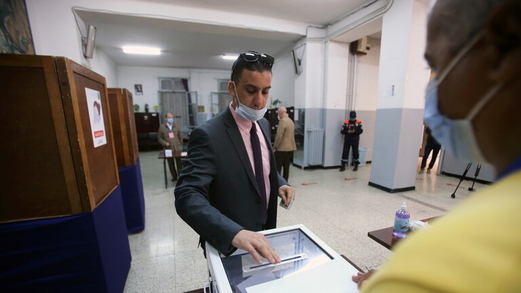 23.7 بالمائة مشاركة الناخبين باستفتاء تعديل الدستور بالجزائر