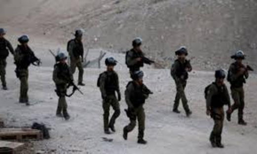 الاحتلال الإسرائيلي يعتقل 16 فلسطينياً من الضفة الغربية بينهم فتاة ويغلق حاجز قلنديا (موسع)
