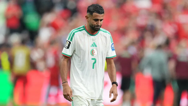 قائد المنتخب الجزائري رياض محرز يعلن اعتزاله دولياً بعد خروج منتخبه من كأس العالم