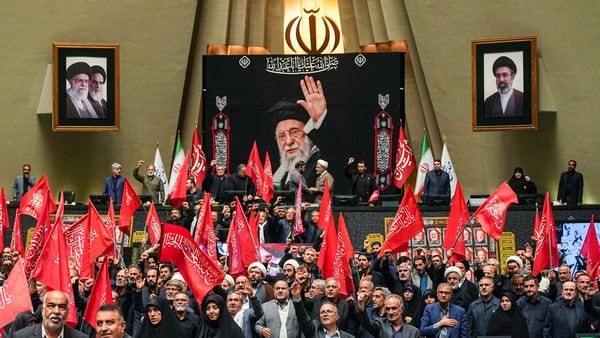 أكثر من 180 نائباً بمجلس الشورى الإيراني يطالبون بالثأر من مرتكبي الجرائم الأخيرة