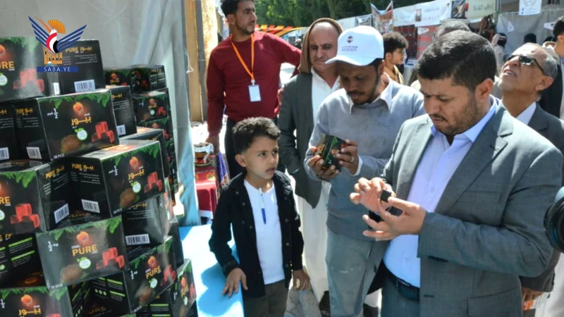 مدير هيئة المواصفات يطلع على جناح الهيئة بمعرض منتجات اليمن