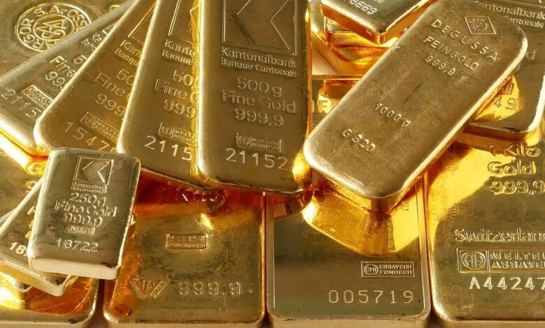 الذهب يتراجع بعد تأجيل الولايات المتحدة فرض رسوم جمركية على واردات الاتحاد الأوروبي