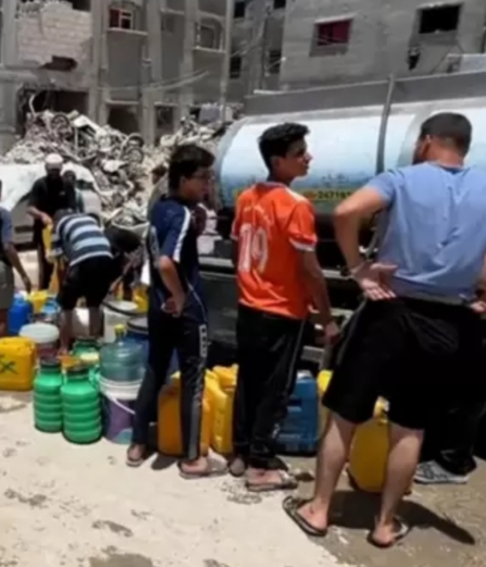 عطش الصيف يشتد في مخيمات غزة… أزمة مياه خانقة تهدد حياة مئات الآلاف من النازحين