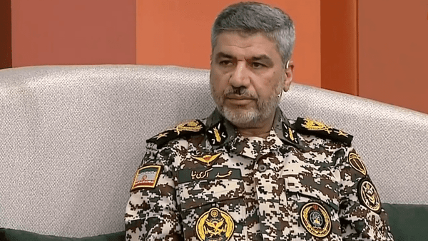 العميد أكرمي نيا: الجيش الإيراني يُدخل معدات دفاعية جديدة في الخدمة القتالية