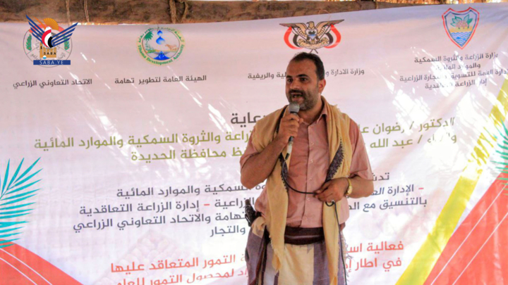 محافظ الحديدة يدشّن تسليم واستلام الدفعة الأولى من التمور المتعاقد عليها ضمن فاتورة الاستيراد
