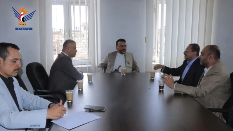 مناقشة المواضيع المتصلة بالتشريعات والقوانين ذات العلاقة بقطاعي التجارة والاستثمار
