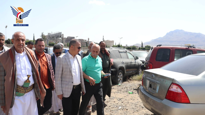 القائم بأعمال رئيس مصلحة الضرائب والجمارك يتفقد سير العمل في ترسيم السيارات