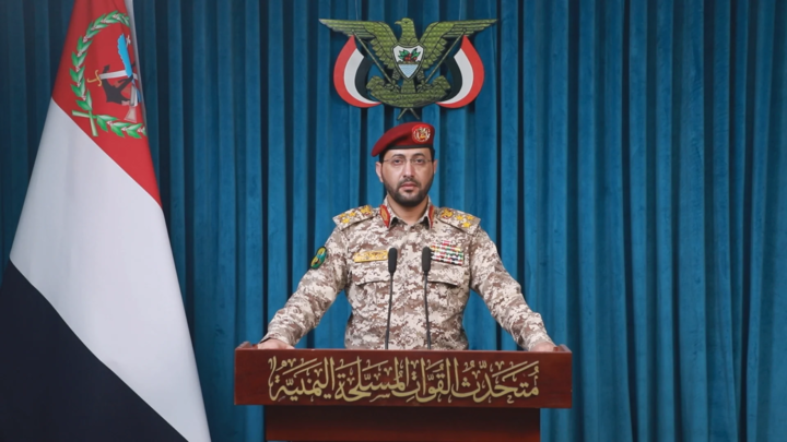 القوات اليمنية تعلن حظر الملاحة على الاحتلال في البحر الأحمر وضرب أهداف إسرائيلية