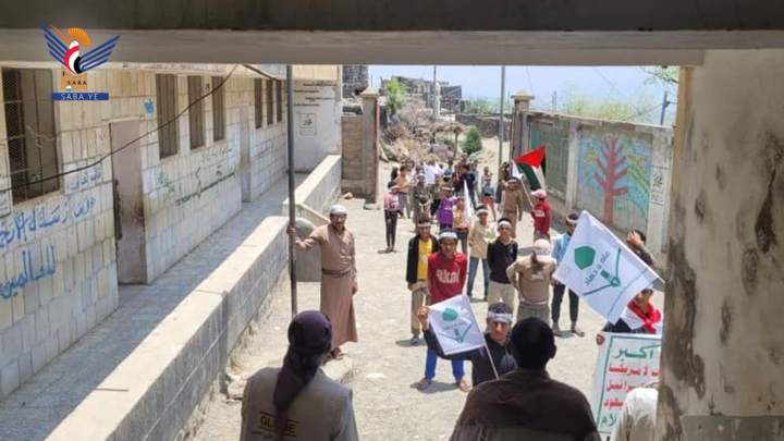 مسير كشفي لطلاب مدرسة الشهيد الصماد الصيفية في مديرية حفاش بالمحويت