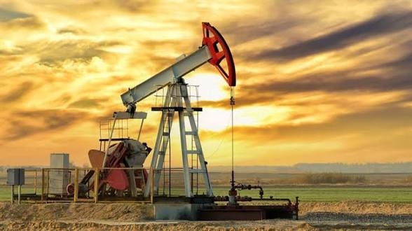 النفط يتراجع مع استمرار مرور الناقلات في الشرق الأوسط