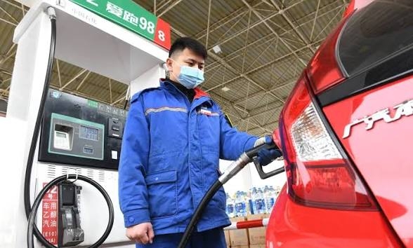 الصين تخفض أسعار التجزئة للبنزين والديزل