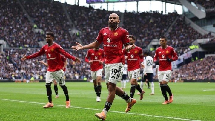 مانشستر يونايتد ينتزع تعادلا مثيرا أمام توتنهام في الدوري الإنجليزي